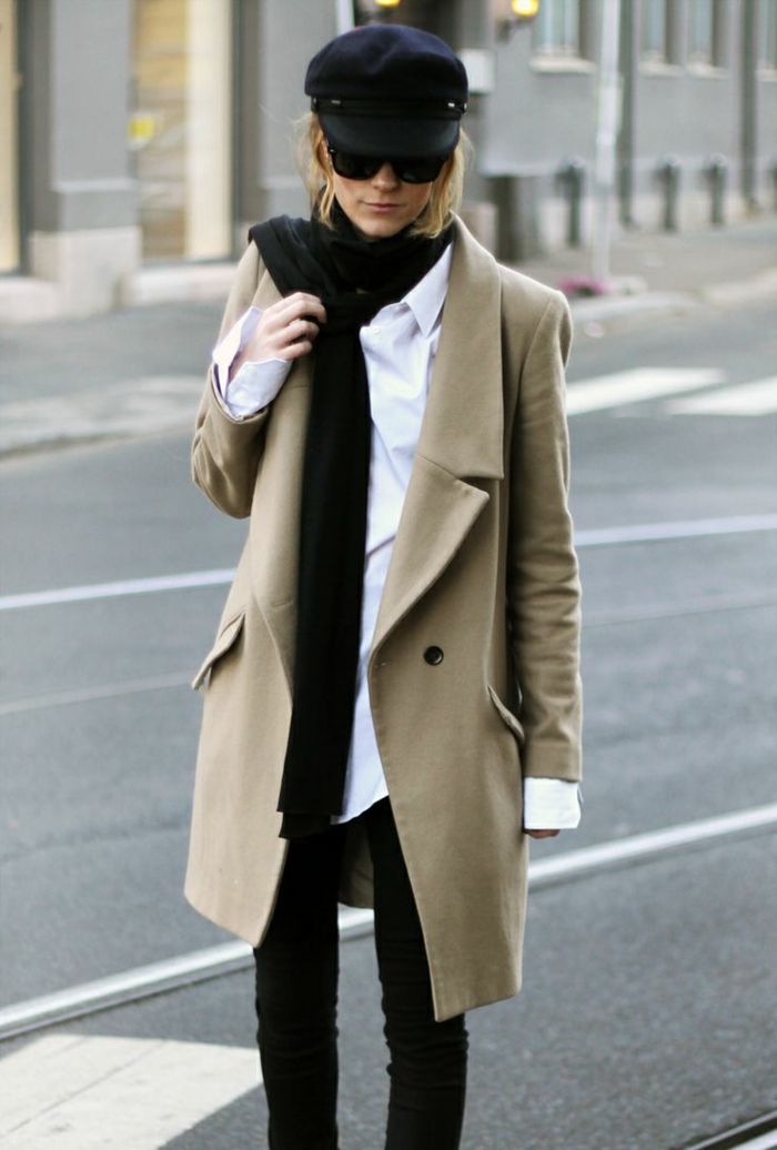 französische-Mütze-schwarz-schick-Winter-Outfit-beige-Mantel