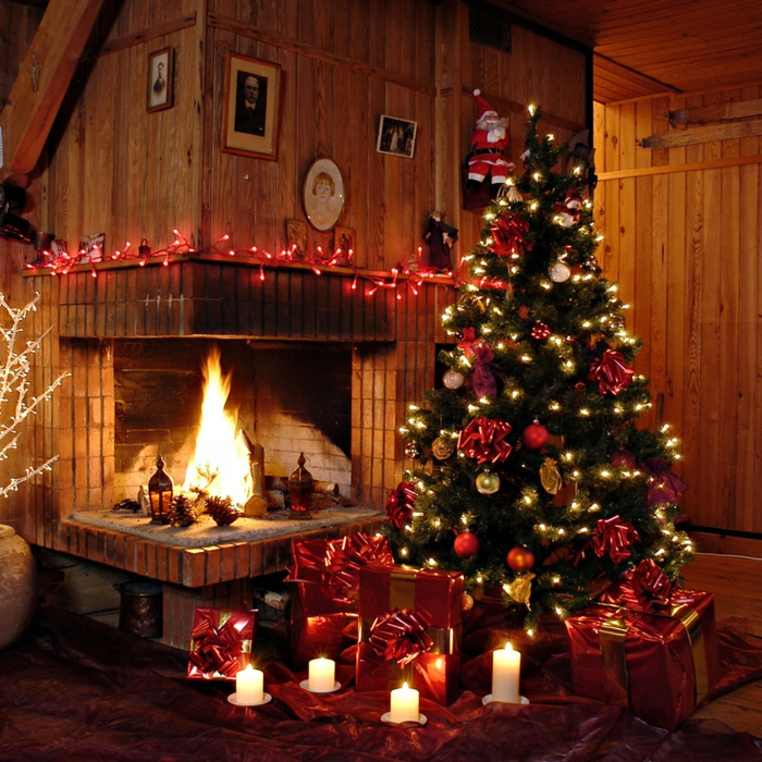 gemütliche-Atmosphäre-weihnachtsdekoration-ideen-Kamin-Feuer-Wärme-Komfort-Tannenbaum-Schmuck-Geschenke-Leuchten-Kerzen