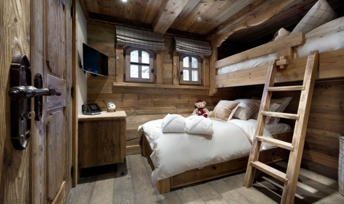 gemütliches-Schlafzimmer-Holz-Hochbett-kleine-Fenster-Landhausstil