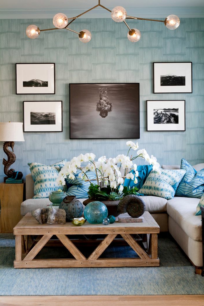 gemütliches-Wohnzimmer-futuristische-Elemente-Kronleuchter-interessante-Form-Orchideen-schwarz-weiße-Fotos-blaue-romantische-Tapeten
