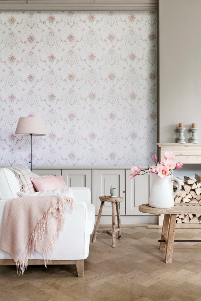 gemütliches-Wohnzimmer-romantische-Ausstattung-rosa-Akzente-rustikale-Möbel-Tapeten-kokettes-Muster
