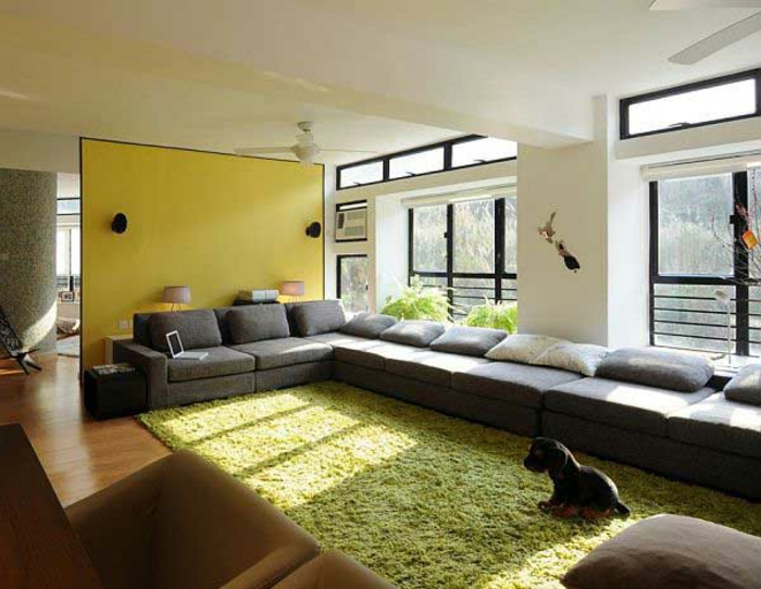 gemütliches-wohnzimmer-grüner-teppich