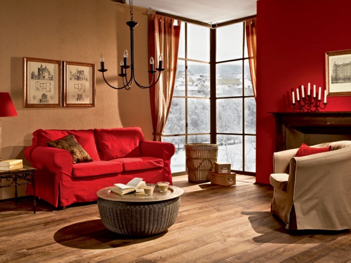 gemütliches-wohnzimmer-rotes-modell-zwei-bilder-über-dem-sofa