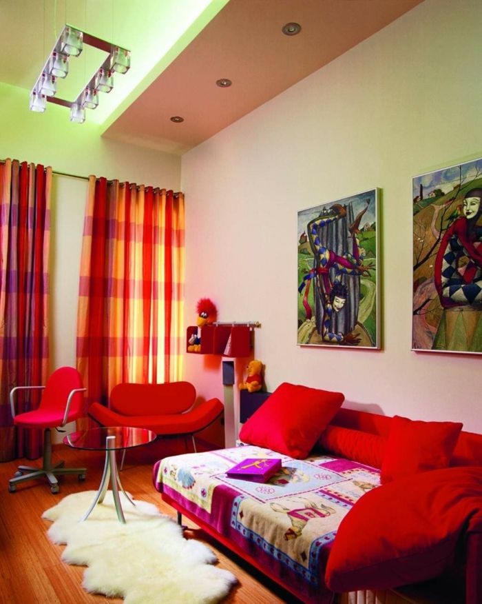 gemütliches-wohnzimmer-rotes-sofa