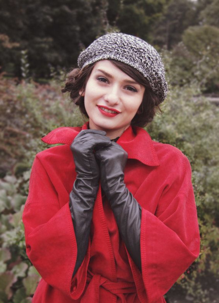 gestrickte-französische-Mütze-roter-Mantel-schwarze-Handschuhe-Leder-schick-romantisch