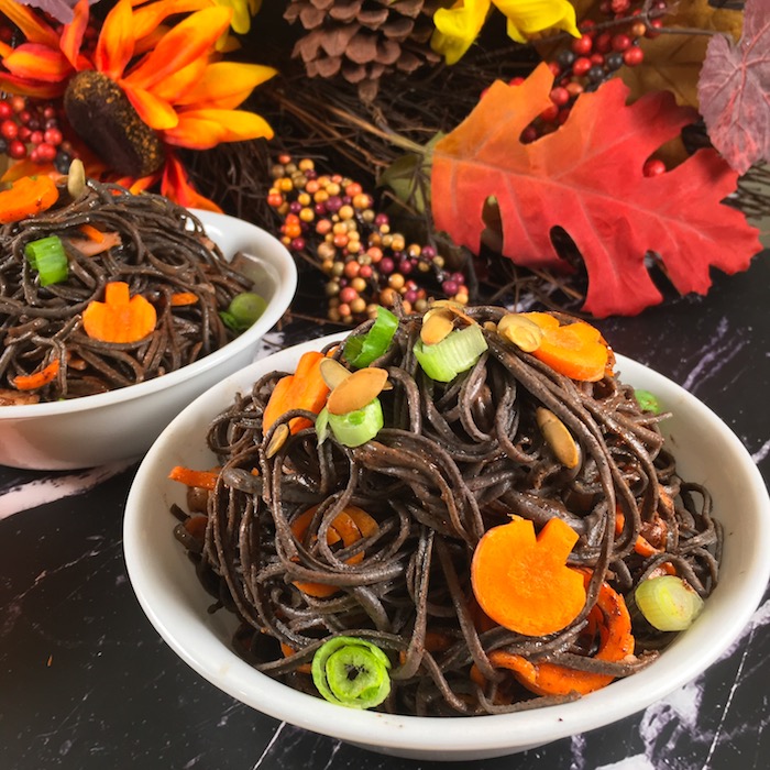 gesunde halloween rezepte schwarze sojabohnennudeln mit karroten halloween essen ideen originell herbst dekoration bunte blätter