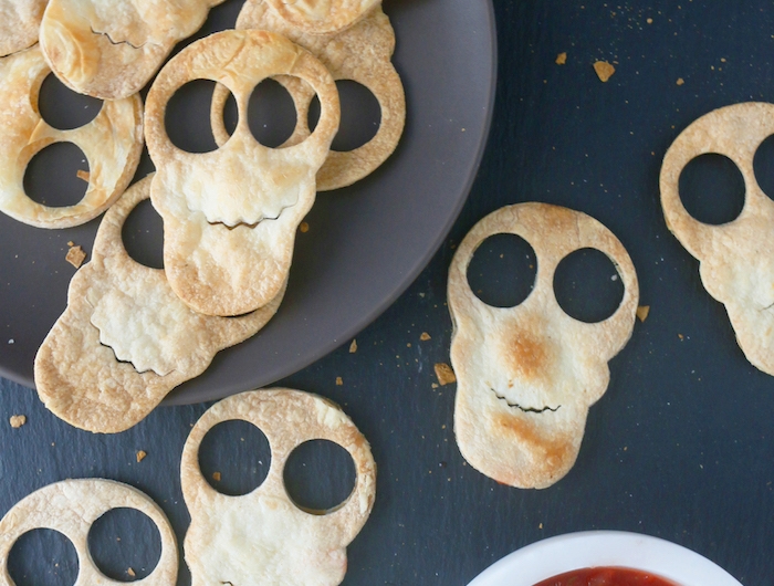 gruselige schädel tortilla chips halloween essen ideen salsa sauce dip halloween rezepte fingerfood kinderparty