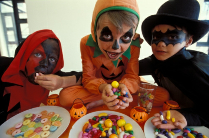 ein schönes foto - halloween essen - drei kinder