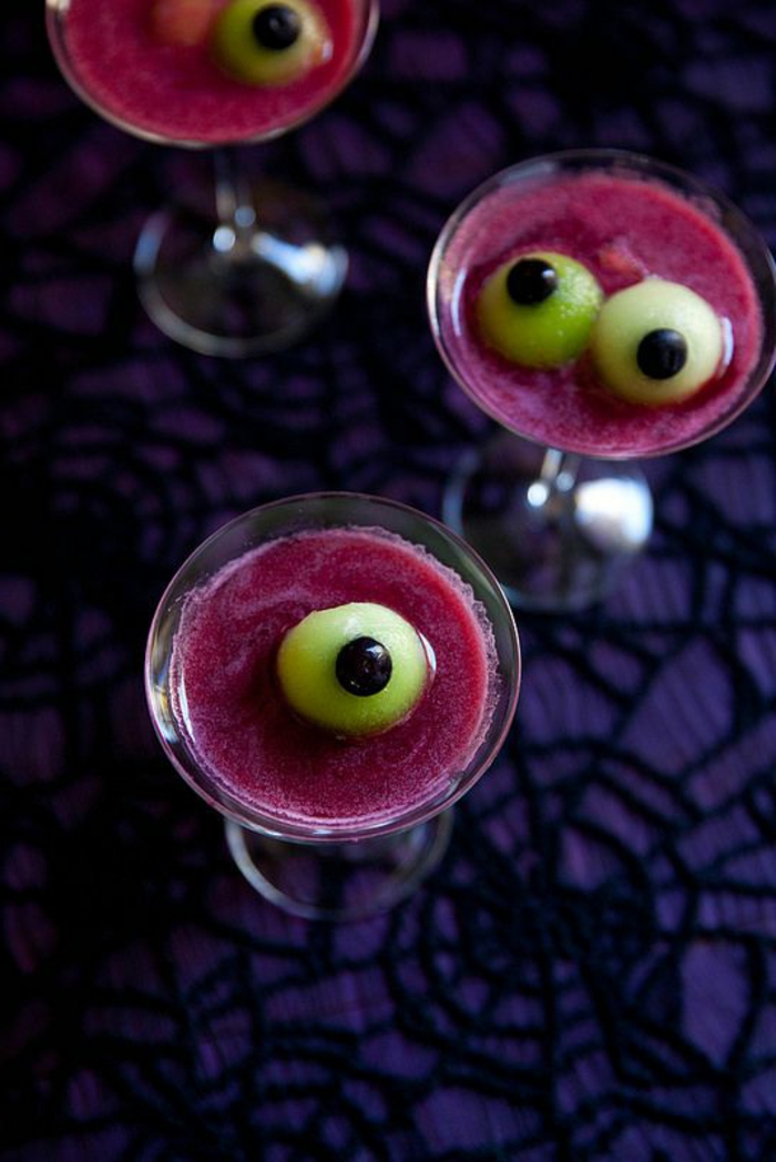 halloween-essen-wunderschöne-lila-cocktails-mit-augen