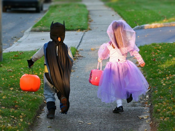 halloween-für-kinder-ein-kleines-mädchen-und-ein-junge