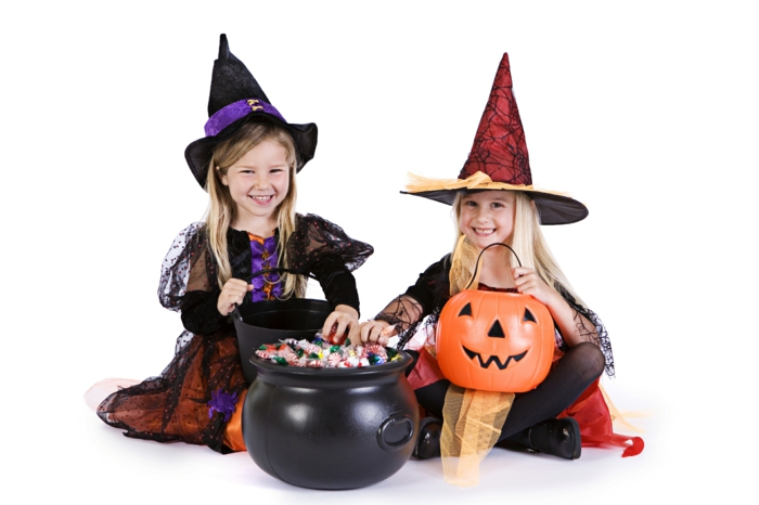 halloween-für-kinder-interessantes-foto-von-zwei-mädchen-hexen