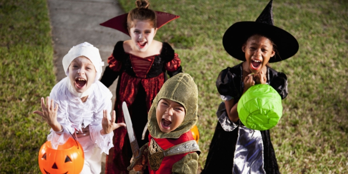 verschiedene kinder kostüme zum halloween