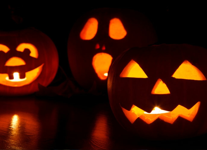 halloween-kürbisse-schöner-schwarzer-hintergrund