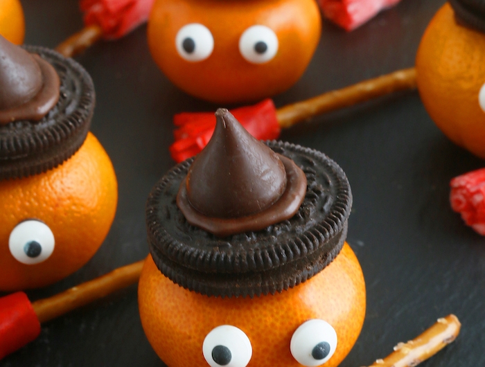 halloween snack ideen hexen clementinen oreo mit augen kekse zuckerguss schokolade besen aus salzstange
