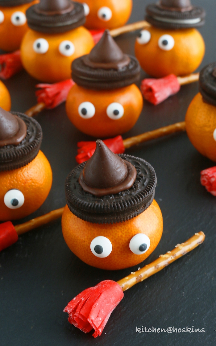 halloween snack ideen hexen clementinen oreo mit augen kekse zuckerguss schokolade besen aus salzstange 