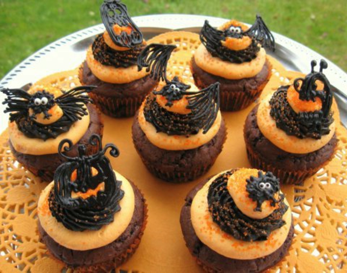 halloween-süßigkeiten-muffins-mit-schwarze-fledermaus
