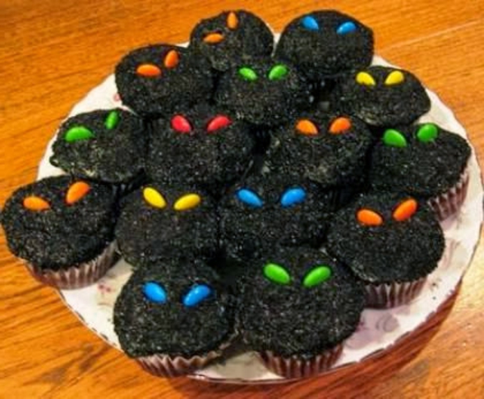 halloween-süßigkeiten-muffins-schwarz