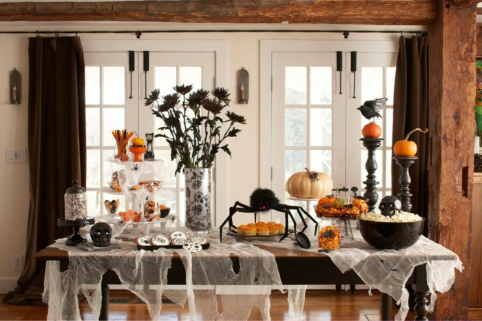halloween-süßigkeiten-und-dekoration-weiße-tischdecke