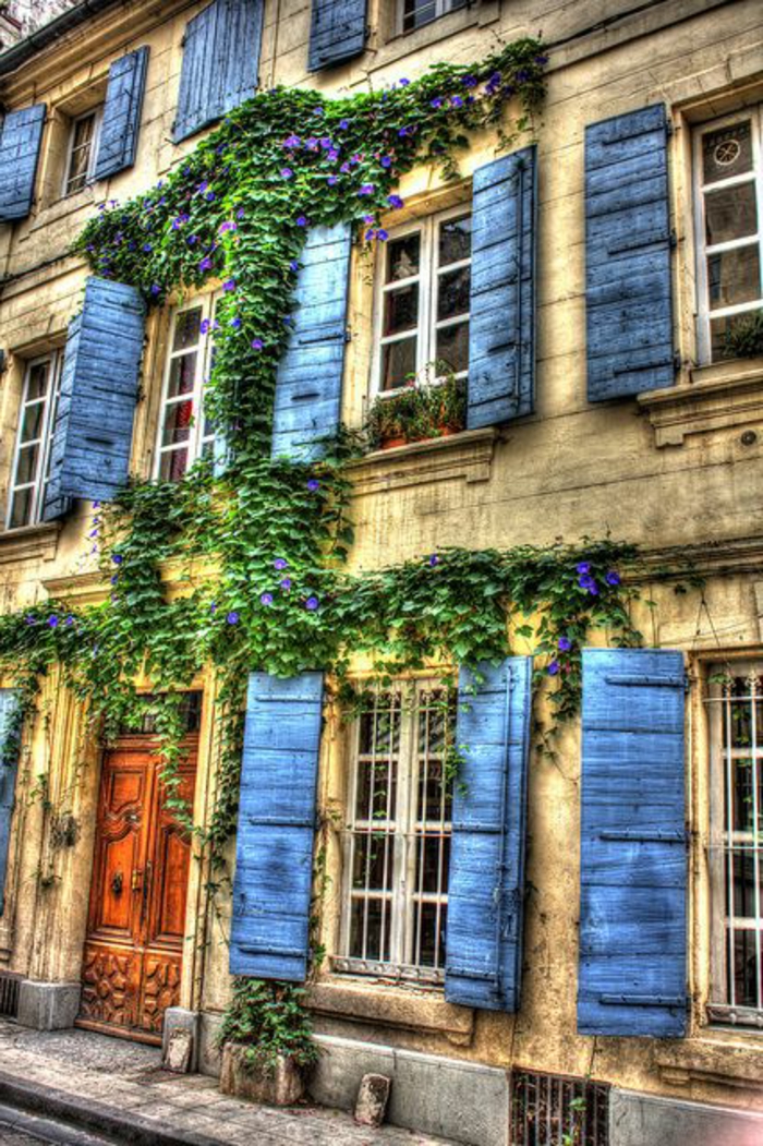 herrliches-Haus-blaue-Fensterläden
