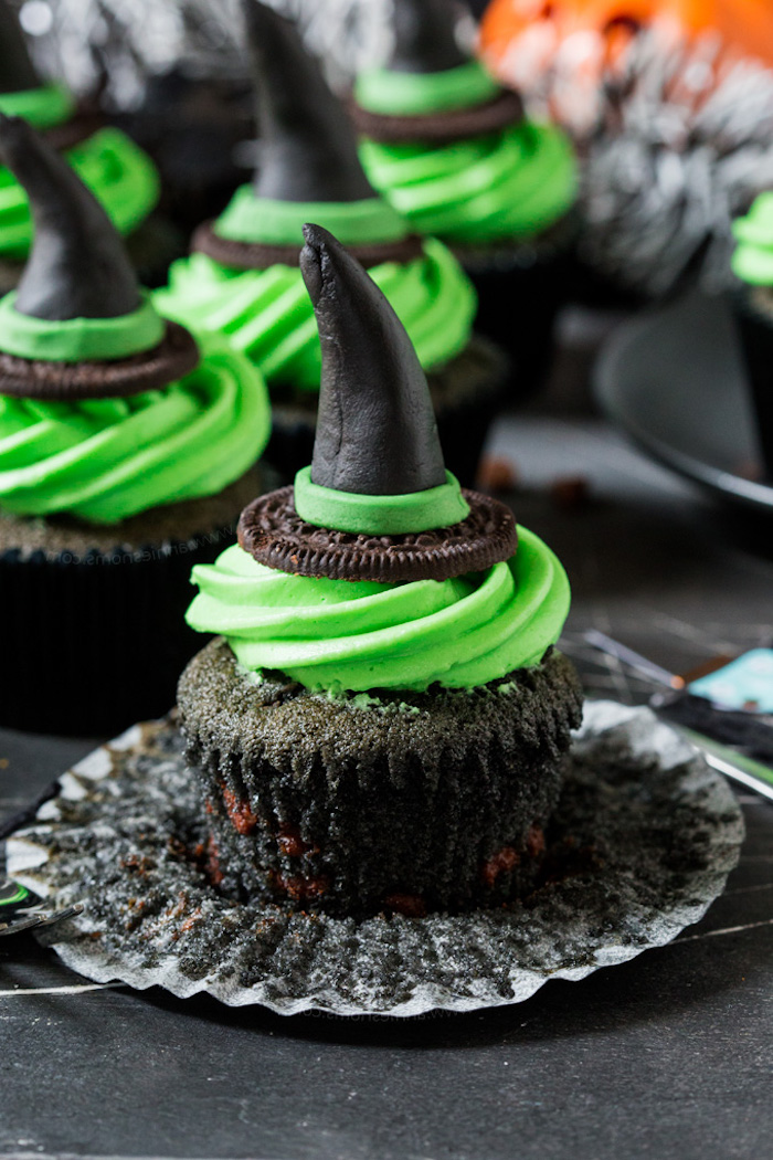 hexen hut cupcakes halloween essen ideen gruselige backideen schwarzer keks grüner zuckerguss kreative ideen zum backen