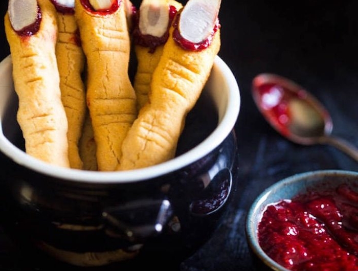 hexenfinger kekse halloween fingerfood gesunde paleo rezepte leckere desserts party mandeln erdbeergelee gruseliges essen vorbereiten