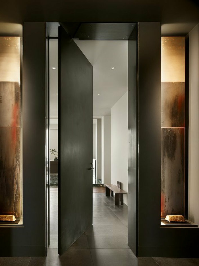 hohe-schwarze-Tür-modernes-Design