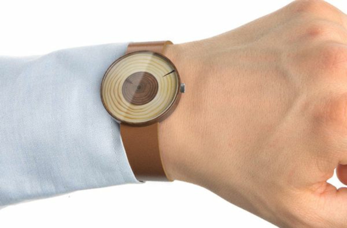 holz-armbanduhr-weißer-hintergrund-sehr-elegantes-aussehen