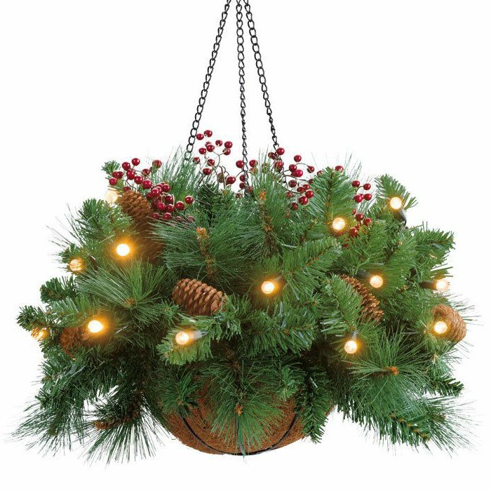 hängende-weihnachtliche-Dekoration-Korb-Leuchten-Zapfen-Tannenzweige