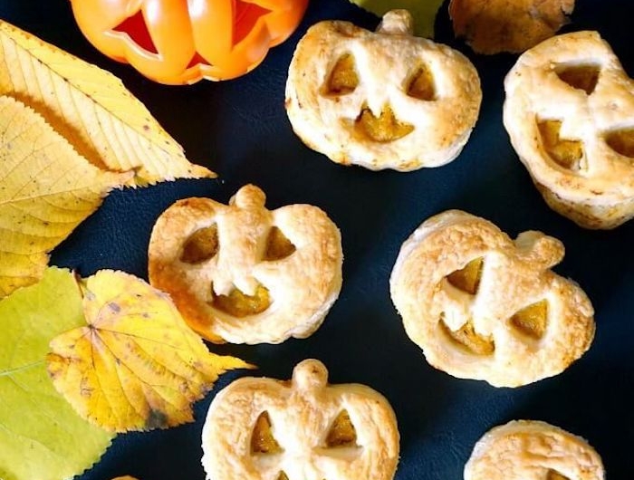 kekse kürbis form halloween essen ideen gelbe braune blätter herbst dekoration jack o lantern ideen gebäck