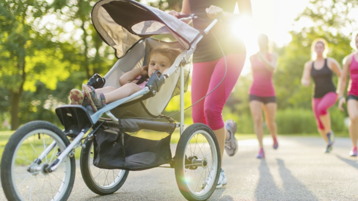 kinderwagen-zum-joggen-viele-junge-mütter-laufen