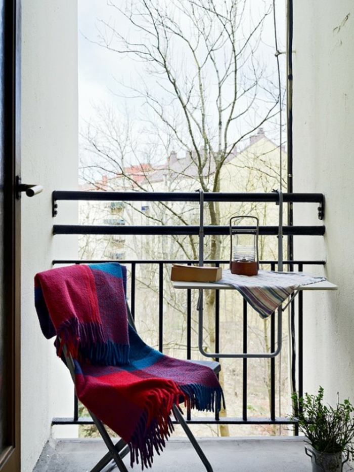 kleiner-balkontisch-wunderschöner-stuhl