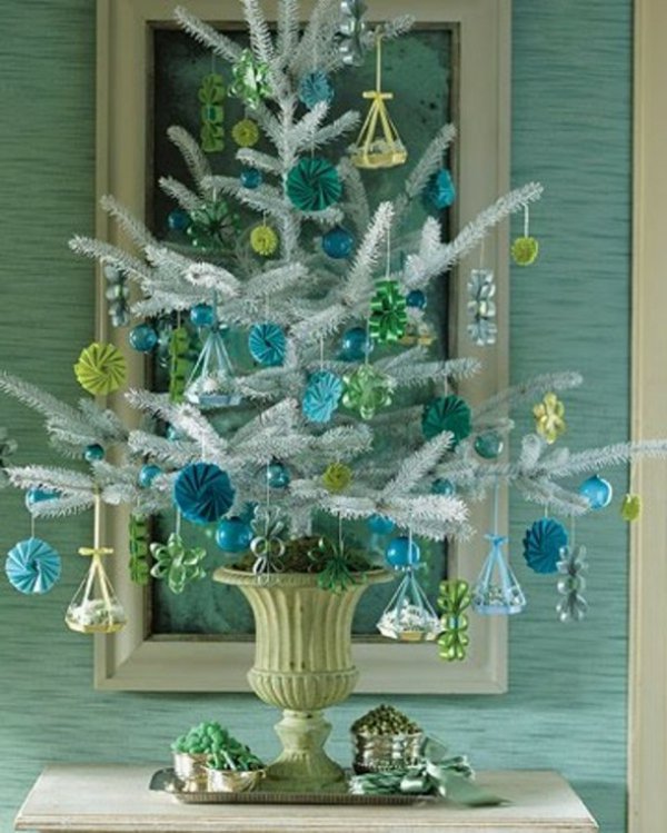 kleiner-dekorativer-weihnachtsbaum-künstlich-Topf-Spielzeuge
