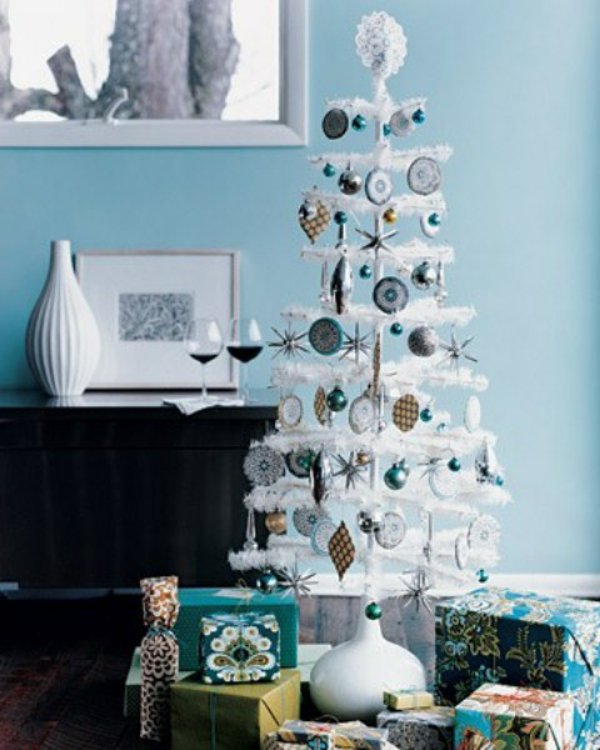 kleiner-dekorativer-weihnachtsbaum-künstlich-kokette-Dekoration