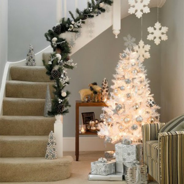 kleiner-dekorativer-weihnachtsbaum-künstlich-weiss-Schmuck-Treppen