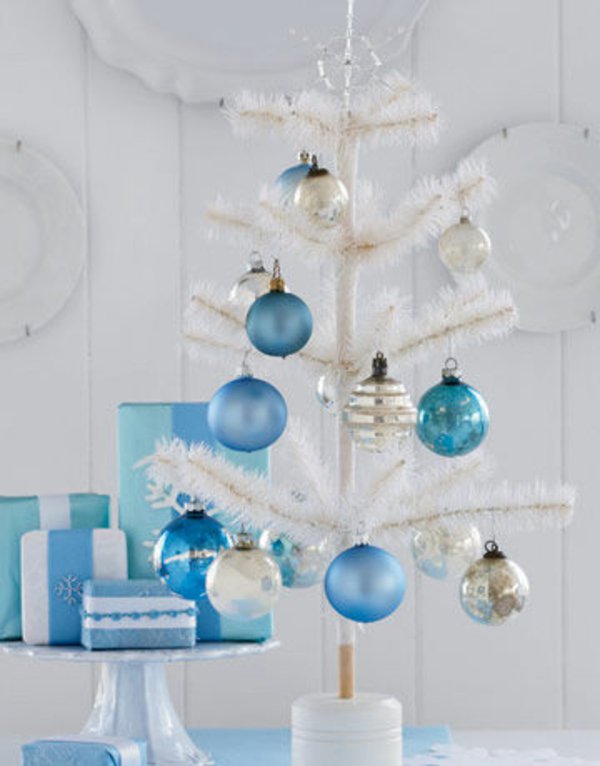 kleiner-dekorativer-weihnachtsbaum-künstlich-weiss-blaue-Spielzeuge