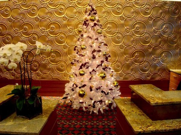 kleiner-weihnachtsbaum-künstlich-weiss-Spielzeuge-Bänder-Orchideen