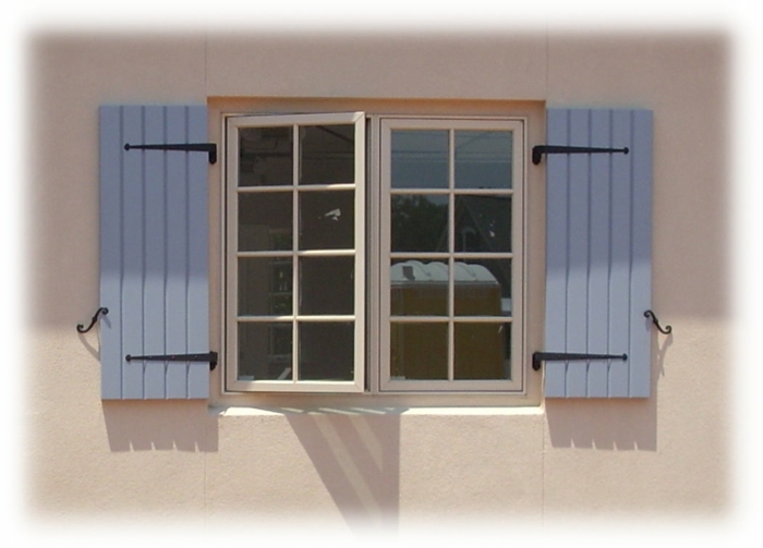 kleines-Fenster-blaue-Läden-klassisches-Modell
