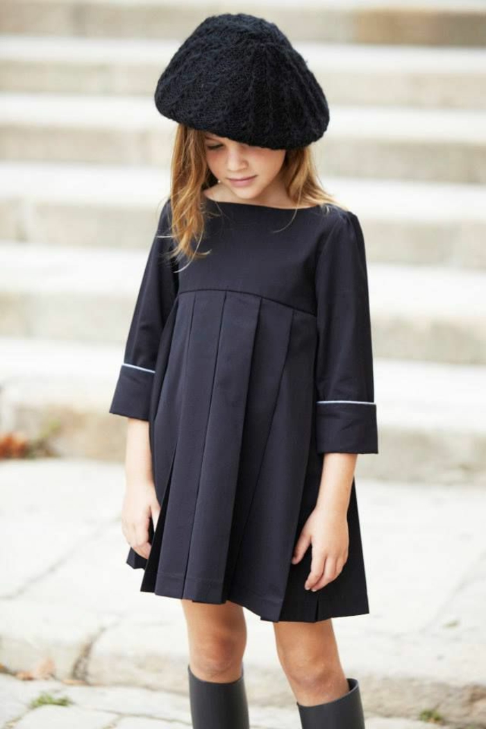 kleines-Mädchen-kurzes-Kleid-gestrickte-Mütze-französischer-Stil-kokett-schick-süß