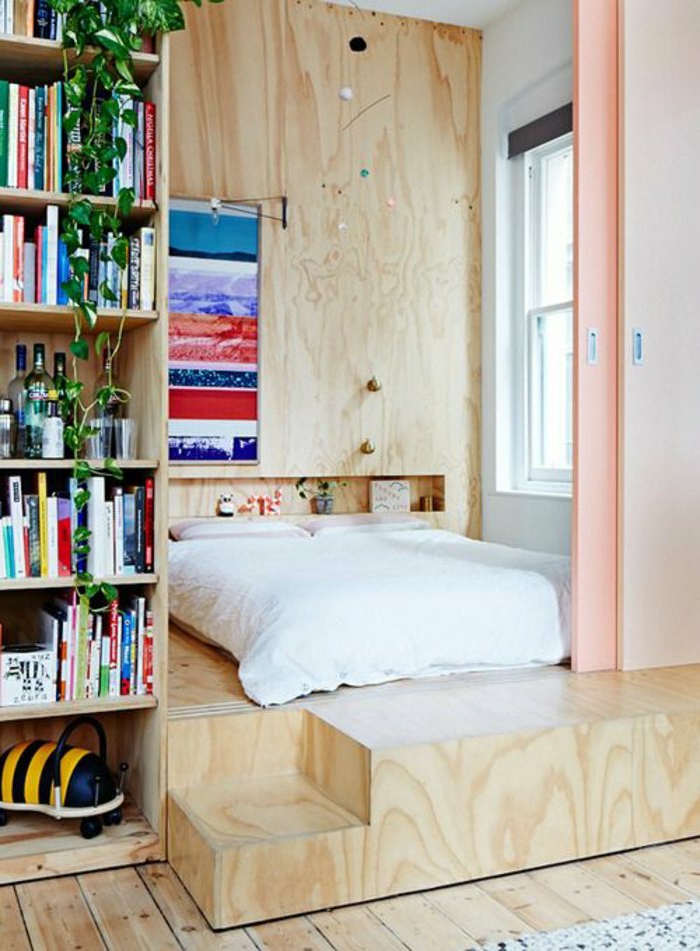 kleines-Schlafzimmer-Schiebetür-Pastellfarben-Platform-Bücherregale-malerisches-Bild
