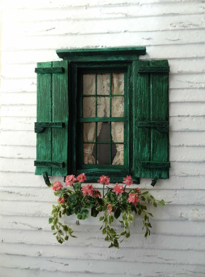 kleines-süßes-Fenster-Spitzen-Gardinen-Blumentopf-vintage-Fensterläden-grün