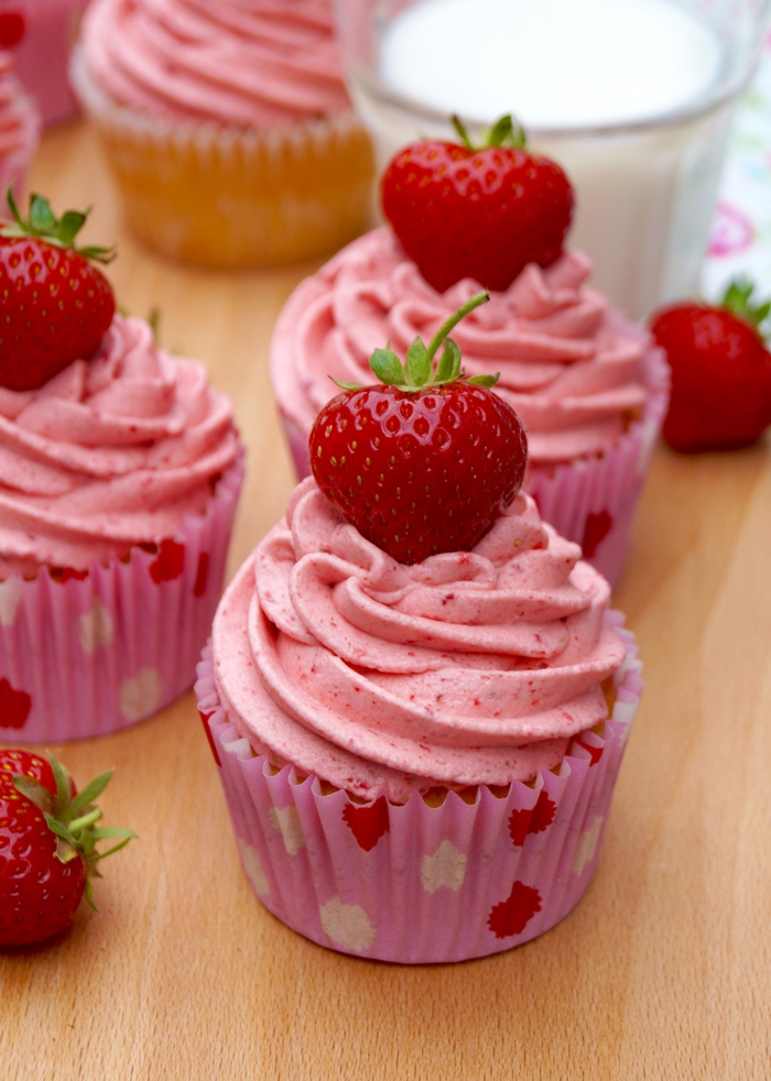 kokette-Cupcakes-Vanille-Erdbeeren-Buttercreme-Dekoration