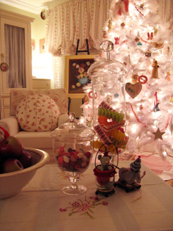 kokette-Weihnachtsdekoration-weisser-Tannenbaum-Süßigkeiten
