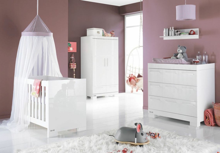 kokettes-Kinderzimmer-lila-Wände-weiße-Möbel-Babybett-Baldachin-Kommode-Kleiderschrank-Spielzeuge