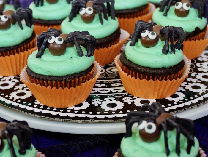 kreative backideen cupcakes grüner zuckerguss halloween snack ideen spinnen schokolad desserts für kinderparty backen