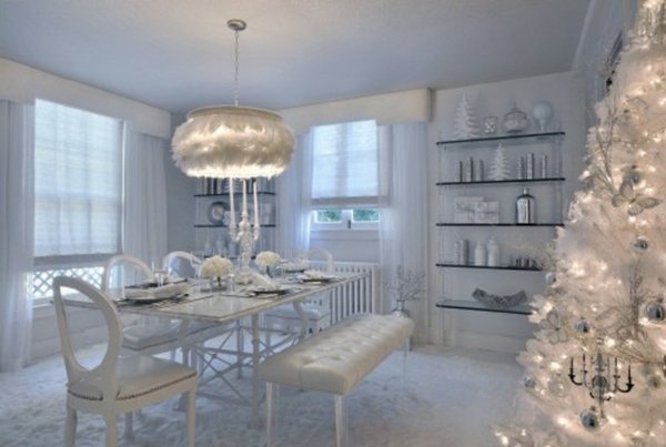 künstlicher-tannenbaum-weiß-Leuchten-extarvagante-Esszimmer-Gestaltung