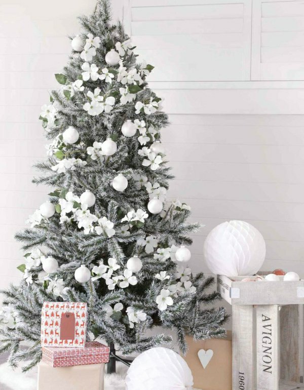 künstlicher-tannenbaum-weiße-Spielzeuge-dekorative-Schneeflocken
