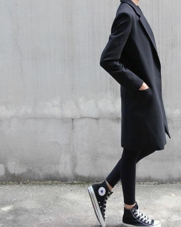 langes-Modell-Mantel-Damen-schwarz-baseball-Schuhe-extravagante-Kombination-Straßenmode