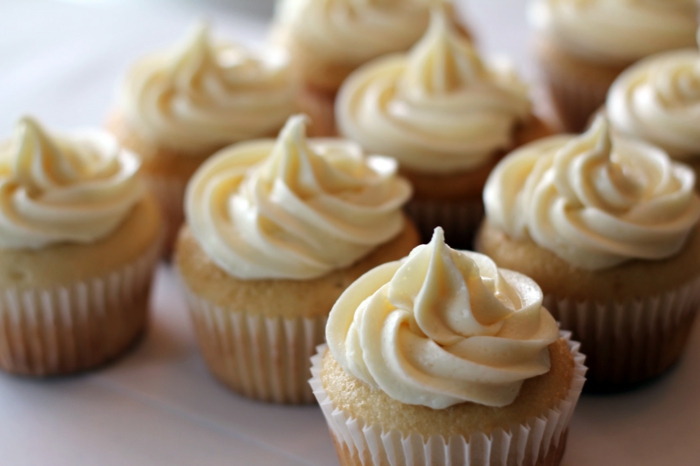 leckere-Cupcakes-Vanille-Buttercreme-Süßigkeiten-lecker