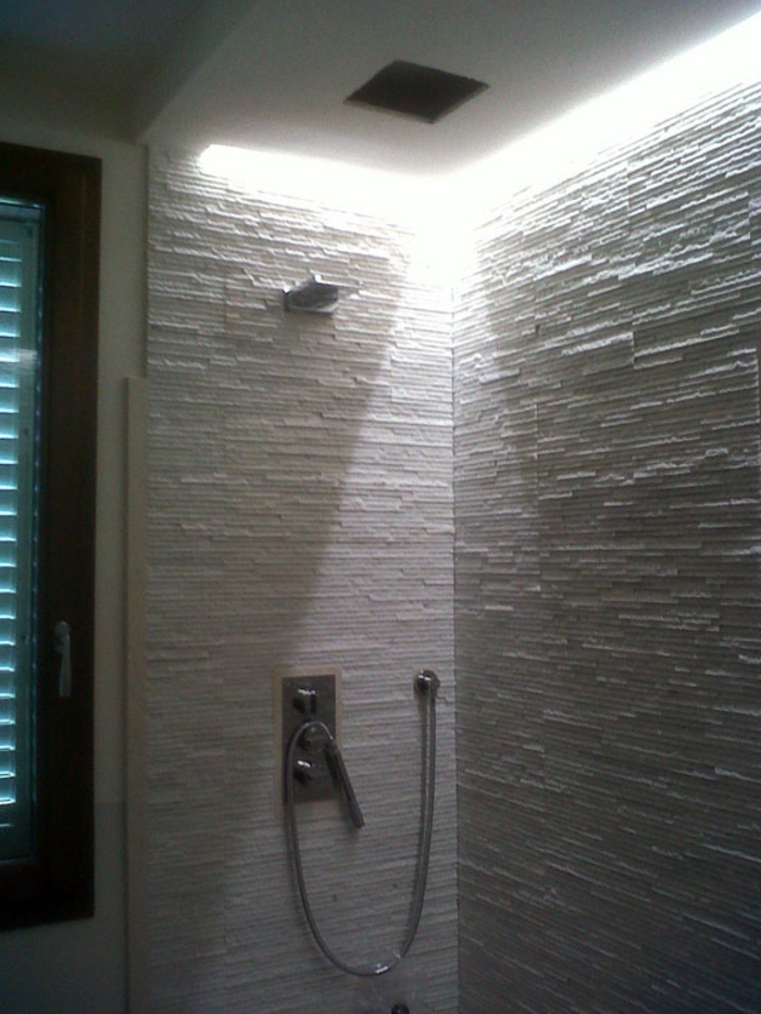 led-indirekte-beleuchtung-für-badezimmer-duschraum