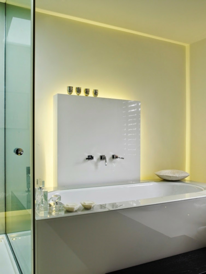 led-indirekte-beleuchtung-für-baedzimmer-gelbe-über-badewanne
